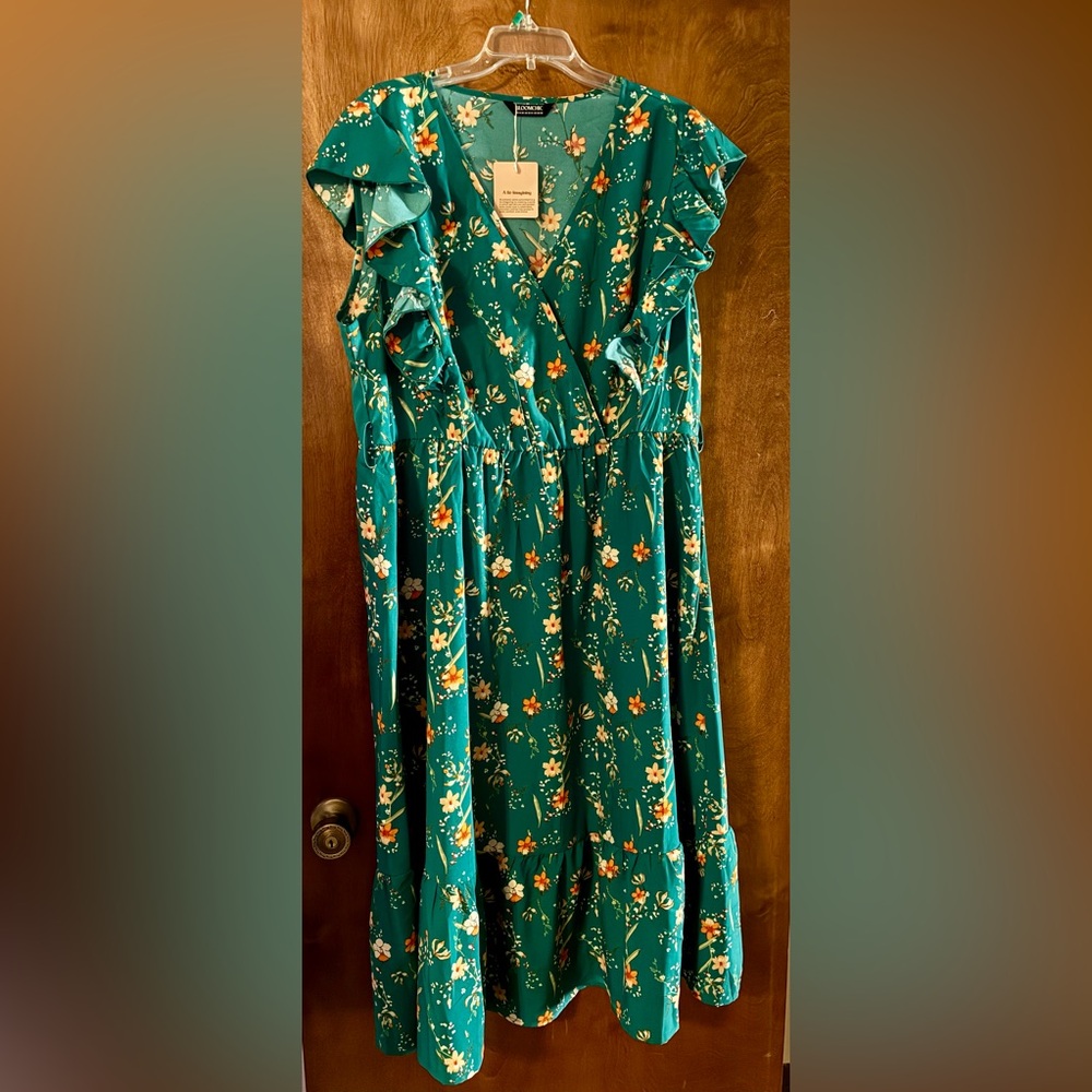 BloomChic Teal Floral Dress 18/20
Flutter Sleeves
Tie Belt
NWT